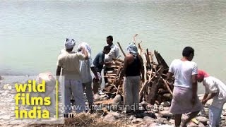 Hindu cremation rituals in India [upl. by Ehtnax]