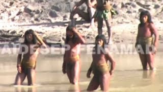 Lost Peruvian tribe make first contact [upl. by Philemol]